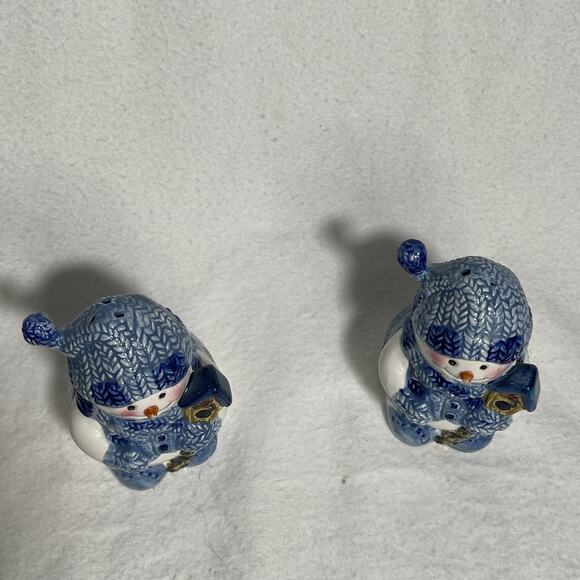 Ceramic Snowman Salt and Pepper Shakers New Without Box Plugs on Bottom - Picture 2 of 4